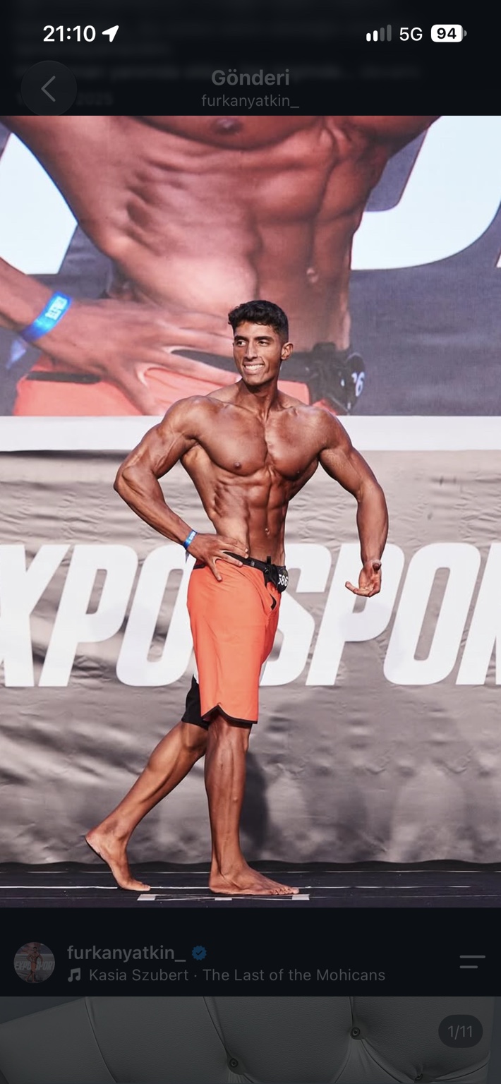 Furkan Yatkın Men’s Physique yarışma sahnesinde